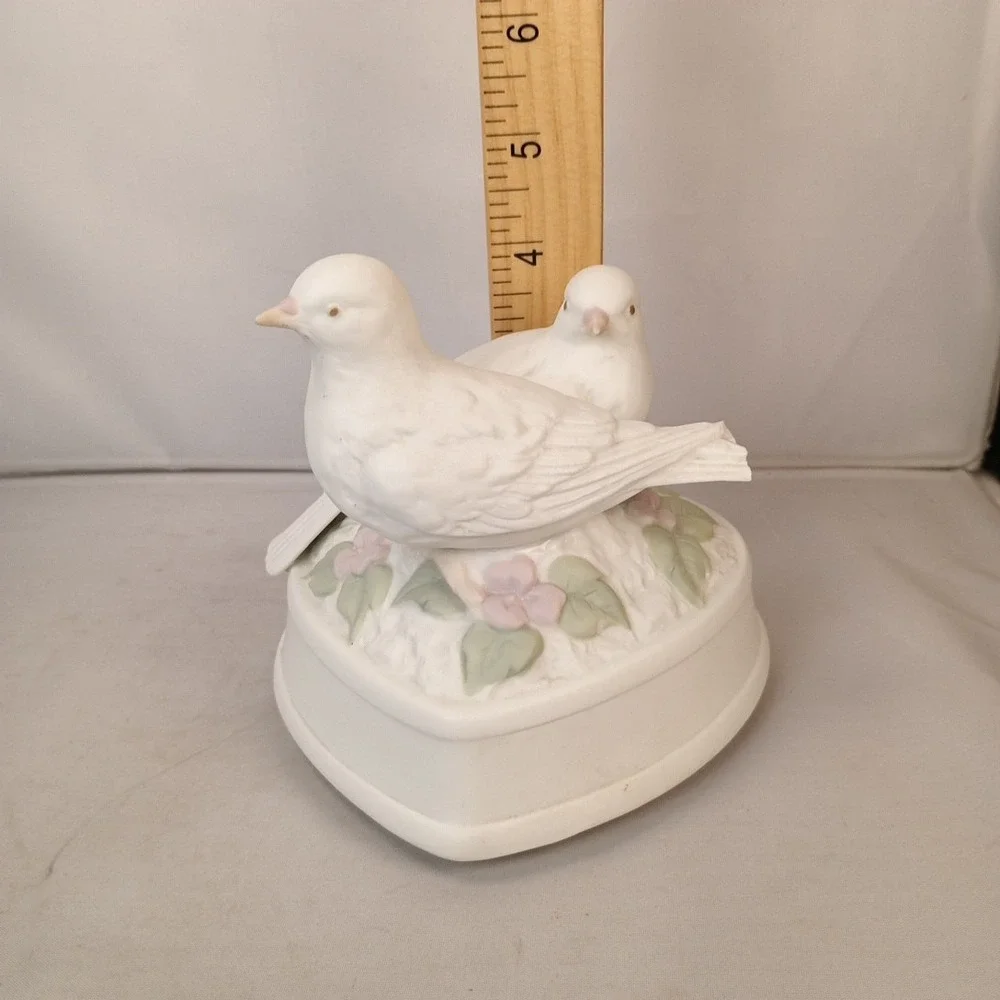 Crowning Touch Music Box and Turns Turtle Doves Heart Birds Porcelain Japan